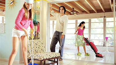 همکاری اعضای خانواده در تمیز کردن خانه